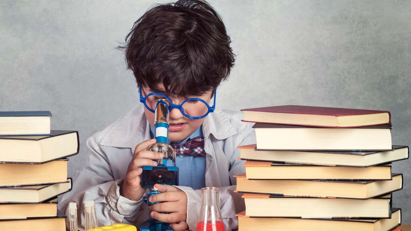 niño con microscopio